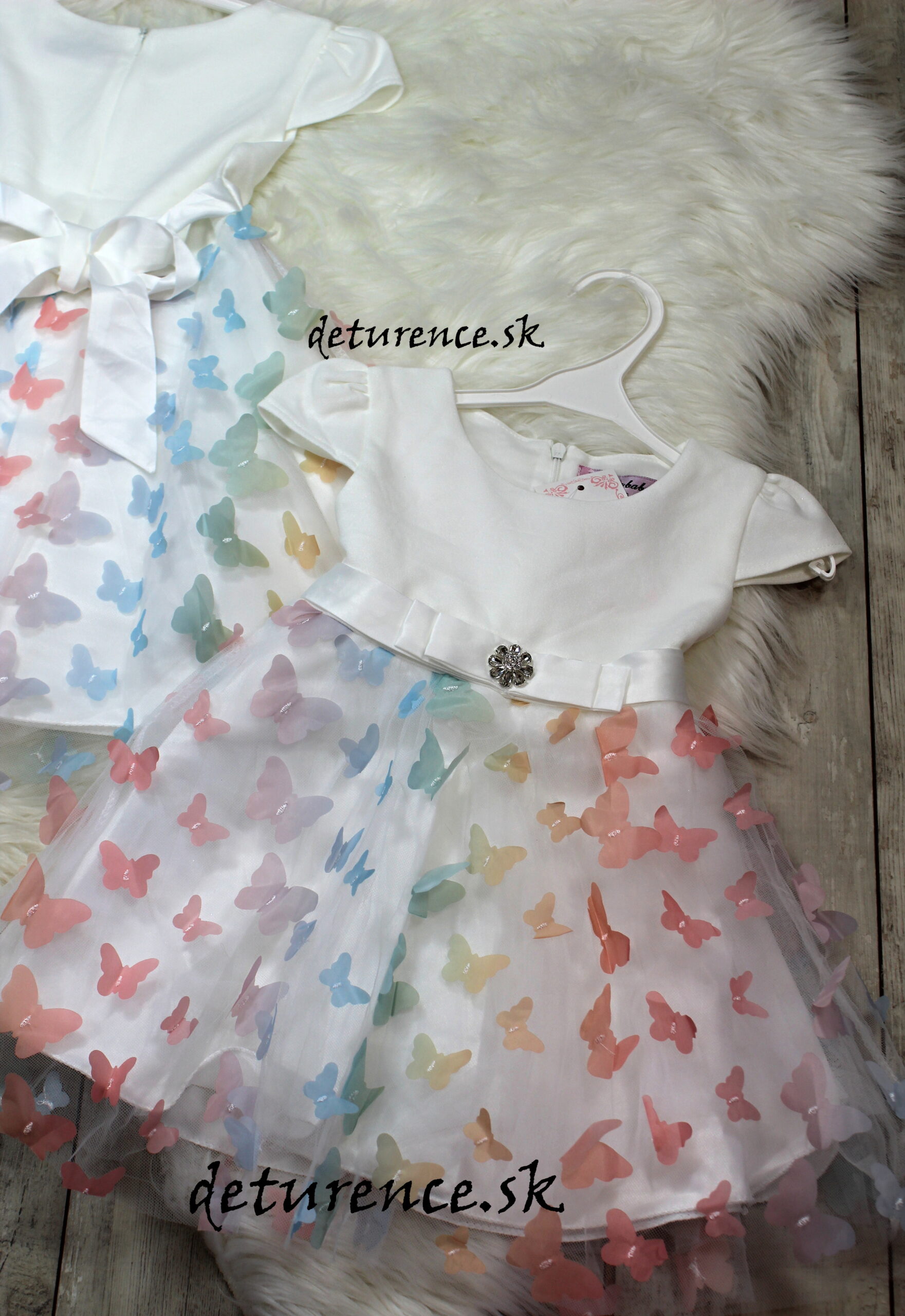 Čarokrásne šaty „Motýlie Krídlo“.